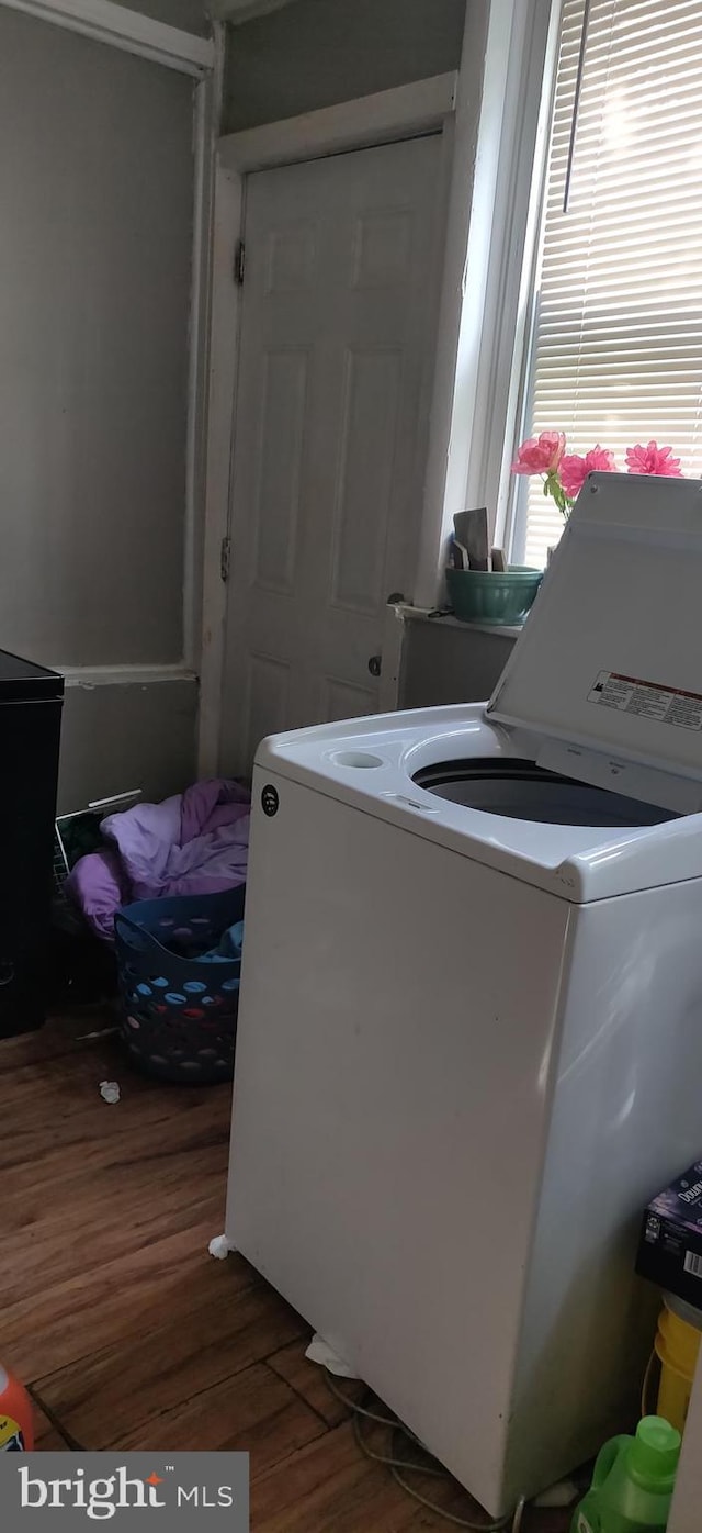 clothes washing area featuring dark wood-type flooring and washer / clothes dryer