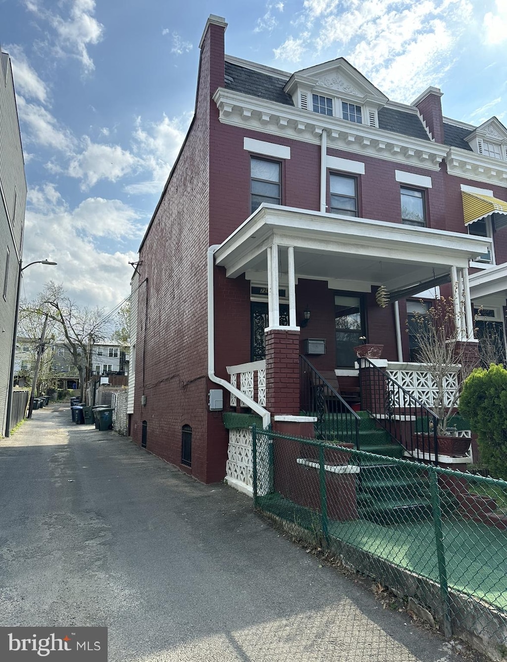 view of front facade with covered porch