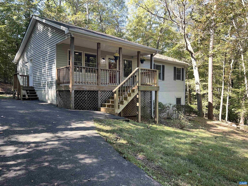 single story home featuring a porch