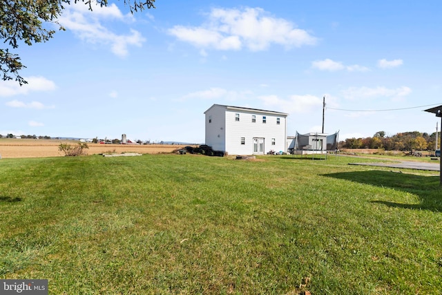 view of yard featuring a rural view