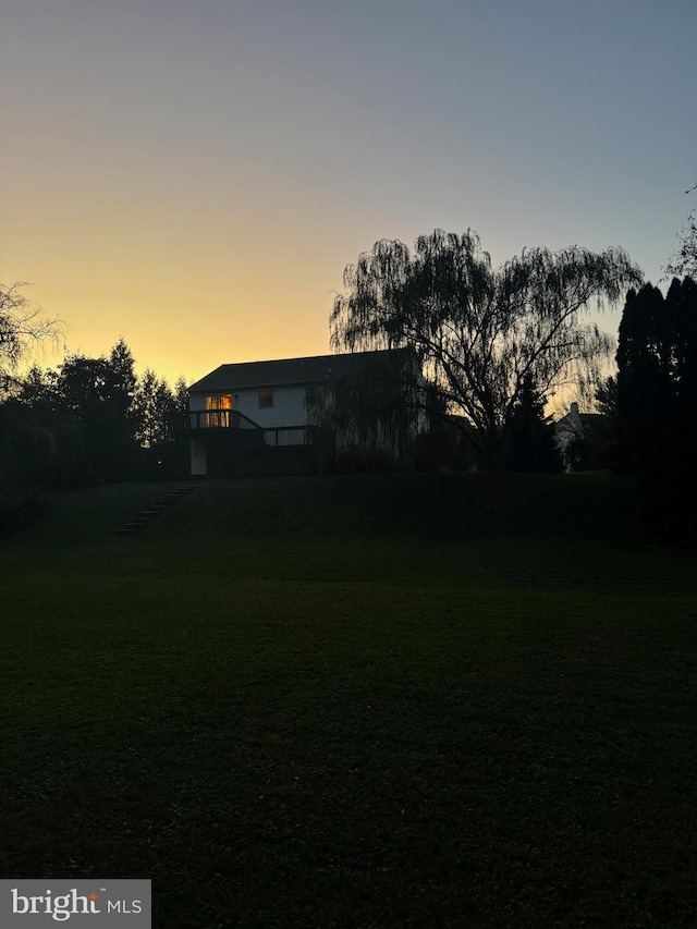 view of yard at dusk