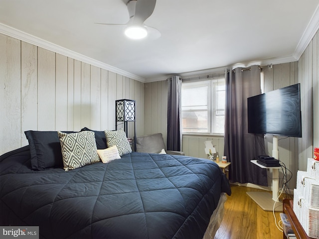 bedroom featuring crown molding, hardwood / wood-style floors, and ceiling fan