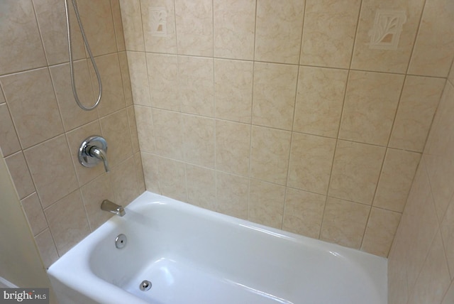 bathroom featuring tiled shower / bath combo