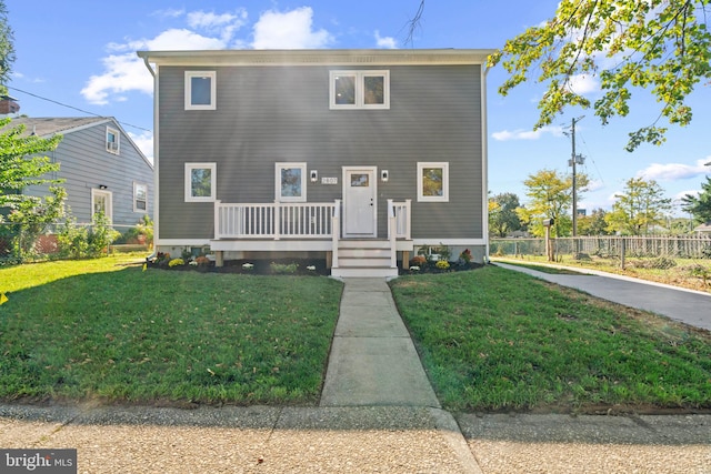 view of front of property featuring a front yard