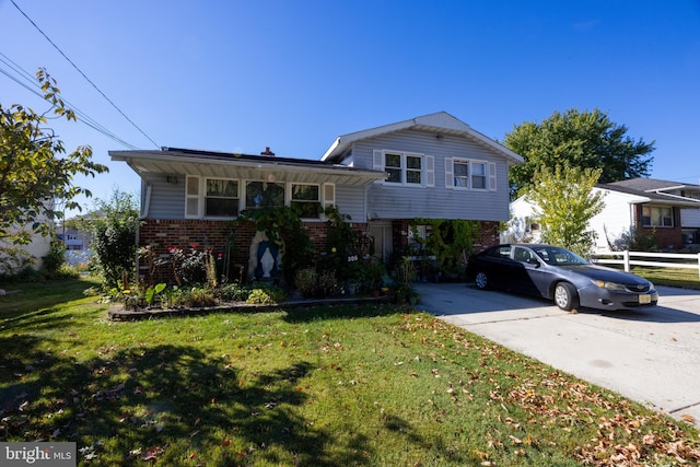 split level home featuring a front yard