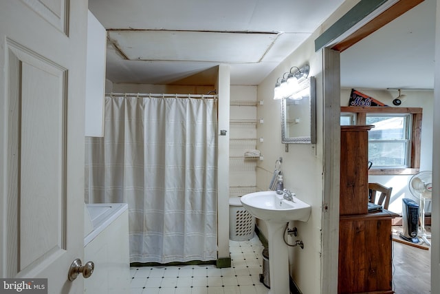 bathroom with sink and washer / clothes dryer