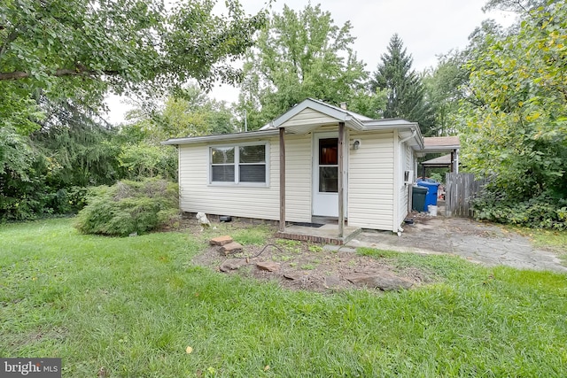 view of front of house featuring a front lawn