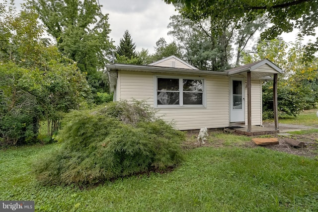 view of front of house featuring a front yard