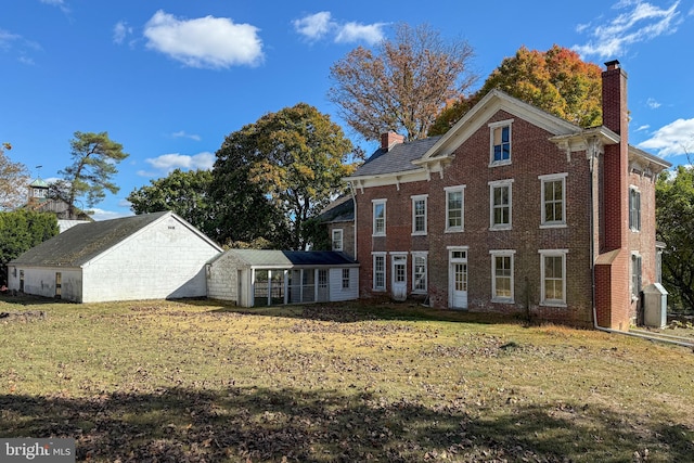 view of front of house with a front lawn