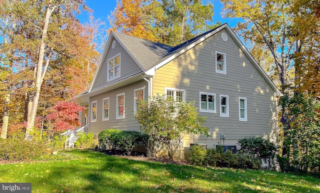 view of side of property featuring a lawn