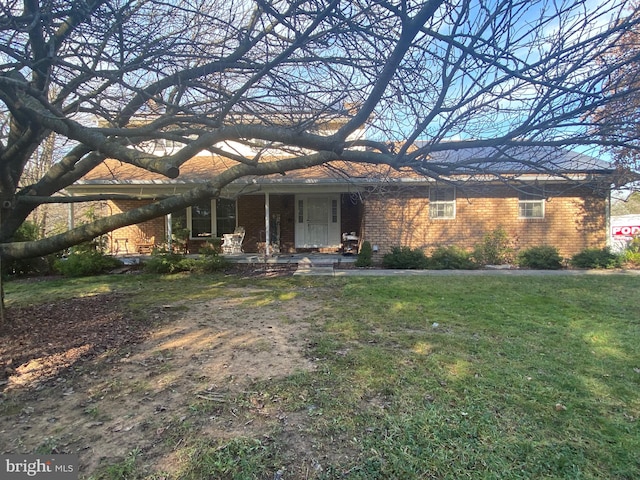 view of front facade featuring a front yard