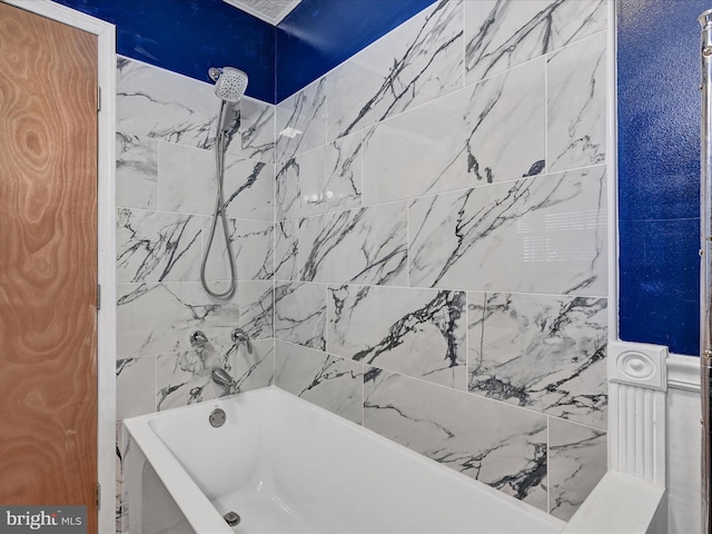 bathroom featuring tiled shower / bath combo