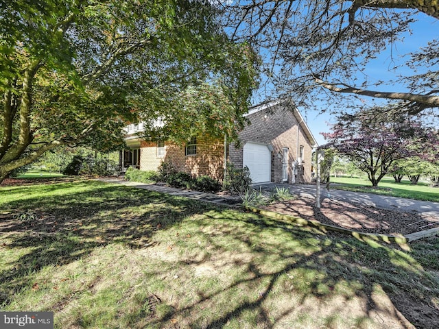 view of front of home featuring a front yard and a garage