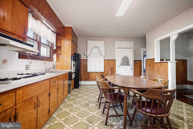 kitchen featuring white gas cooktop, sink, backsplash, and light hardwood / wood-style floors