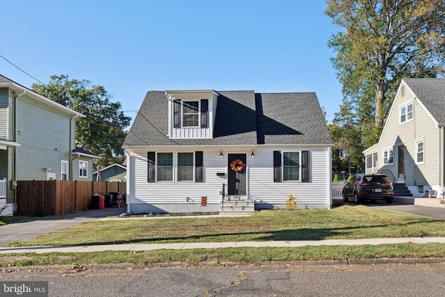 view of front facade featuring a front lawn