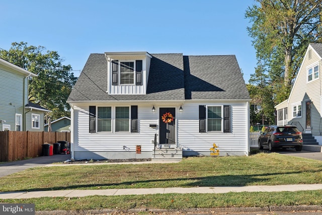 view of front facade featuring a front lawn