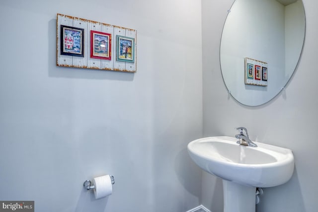 bathroom featuring sink