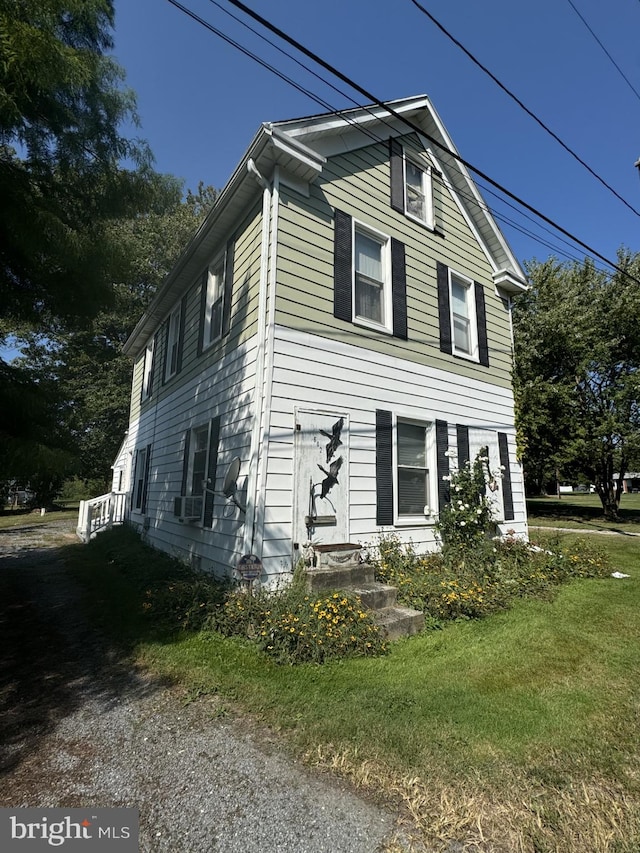 view of front facade featuring a front yard