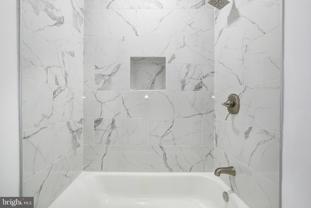 bathroom with tiled shower / bath