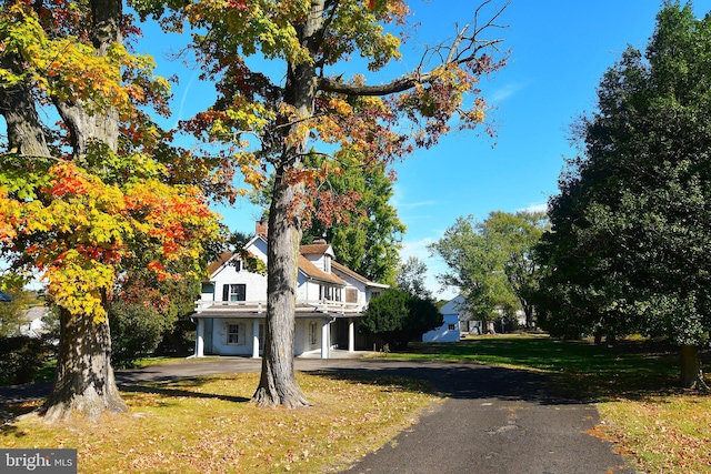 view of front of property featuring a front yard