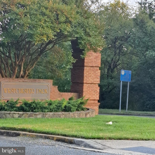 view of community / neighborhood sign