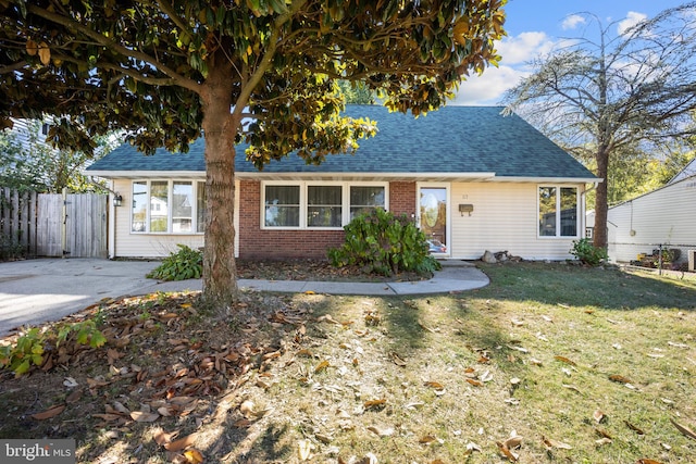 view of front facade featuring a front yard