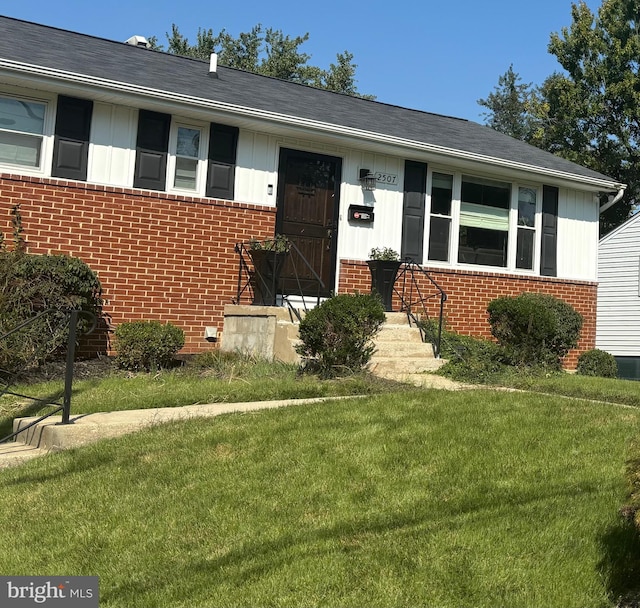 view of front of property featuring a front yard