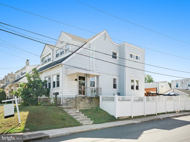 view of front facade with a front yard