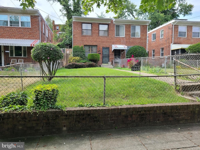 view of front facade featuring a front lawn