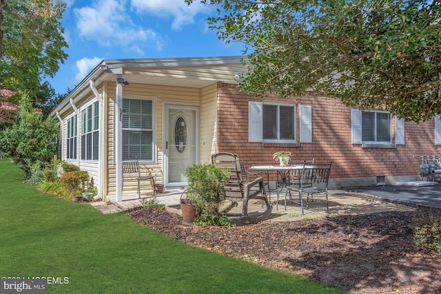 view of front facade featuring a front yard and a patio area