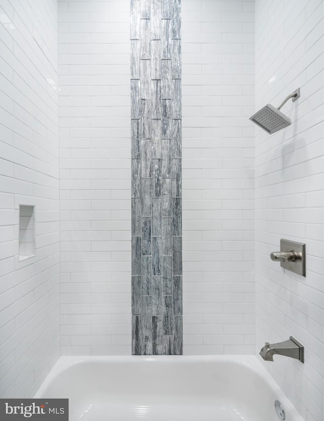 bathroom with tiled shower / bath