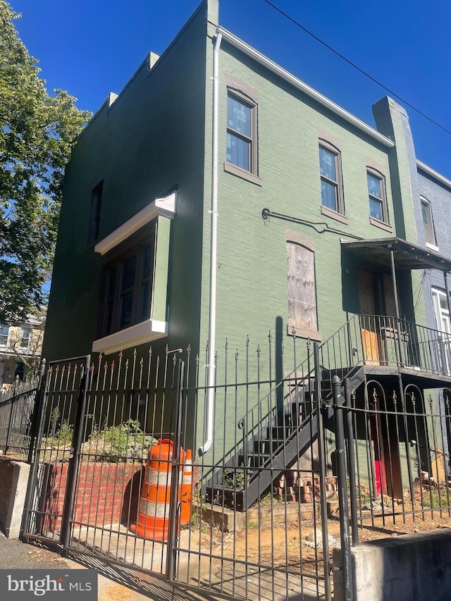518 Columbia Rd NW, Washington, DC 20001 - view of front of house with a gate and a fenced front yard