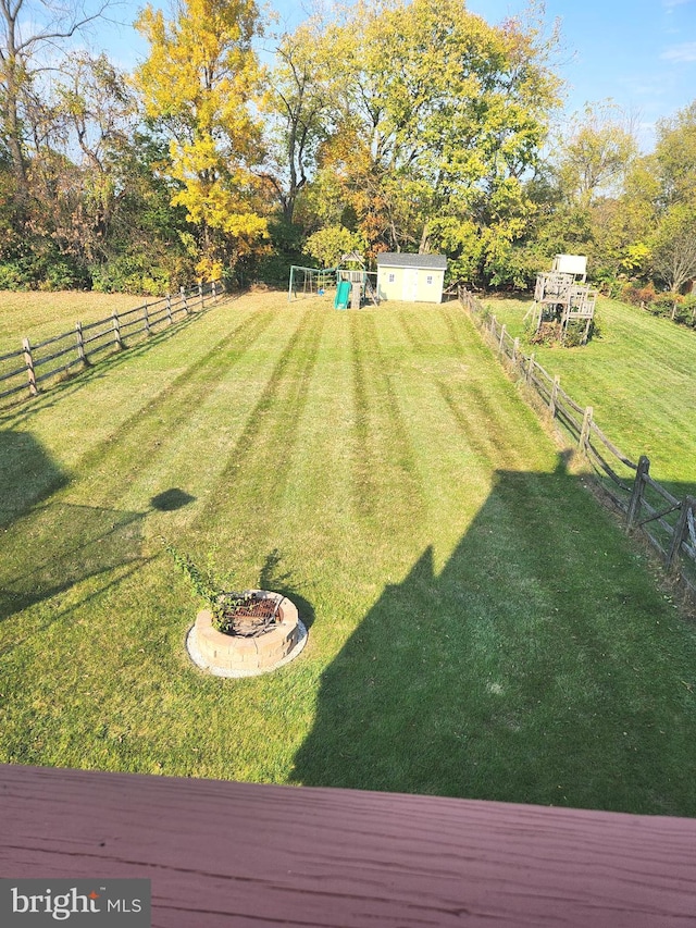 view of yard featuring a storage unit