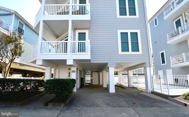 view of front of home featuring a carport and driveway