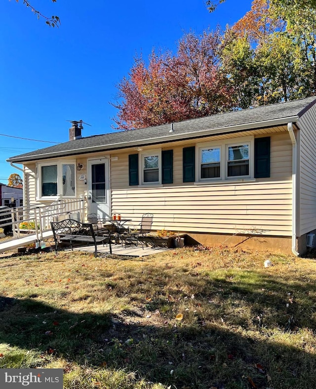 view of front of house featuring a patio and a front yard