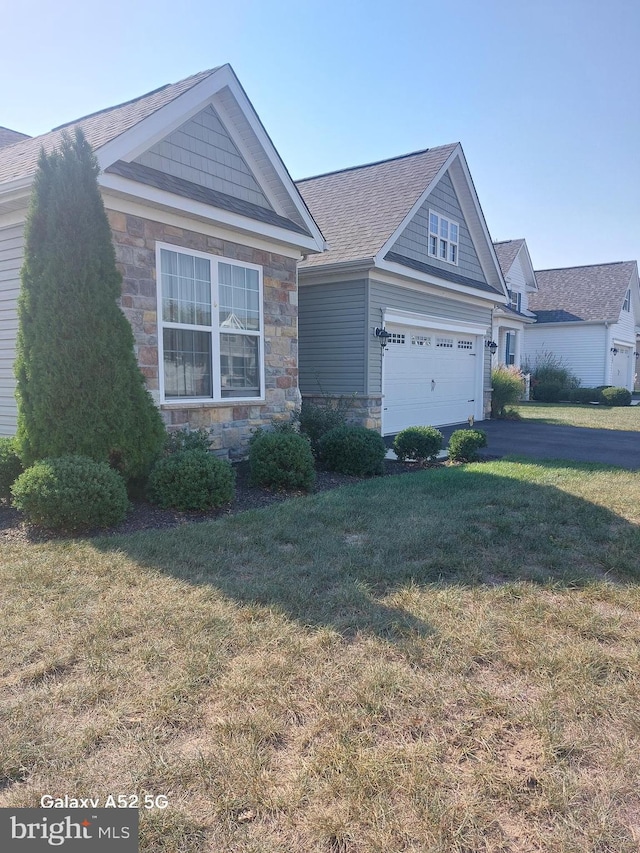 view of front facade featuring a garage and a front lawn