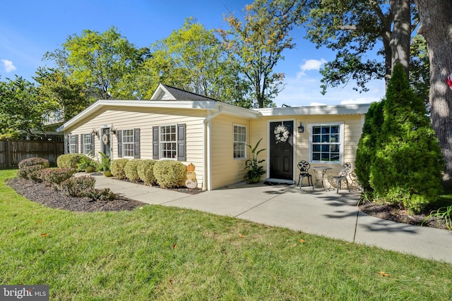 view of front of home with fence and a front yard
