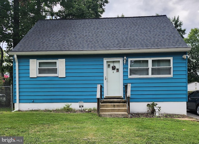 view of front of home featuring a front lawn