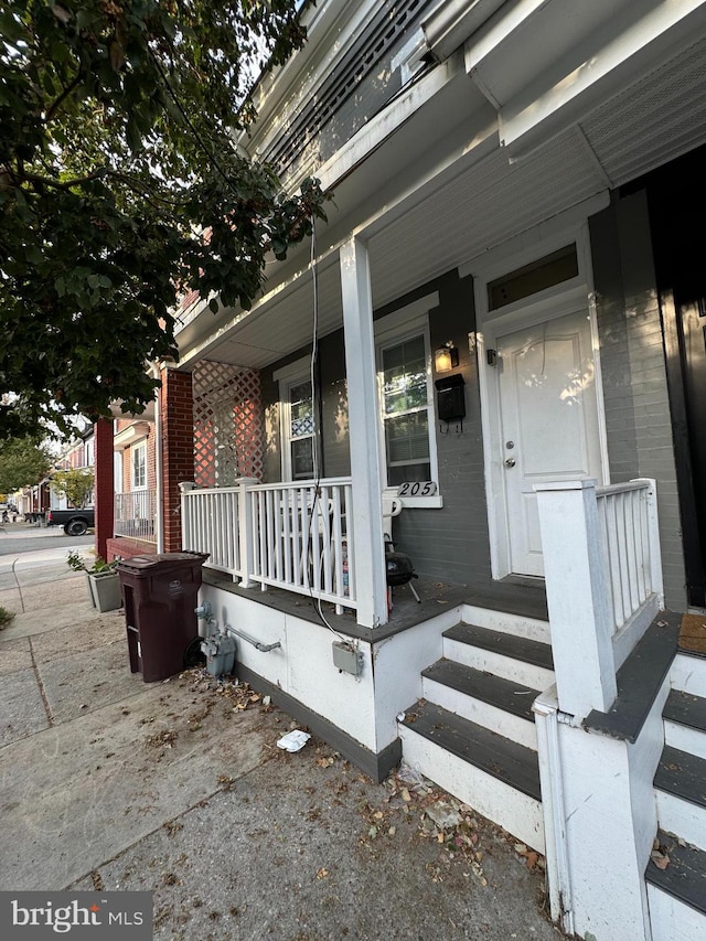 property entrance featuring a porch