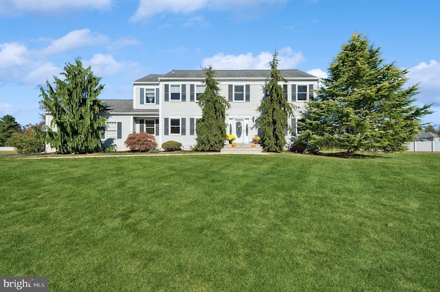 view of front facade featuring a front lawn