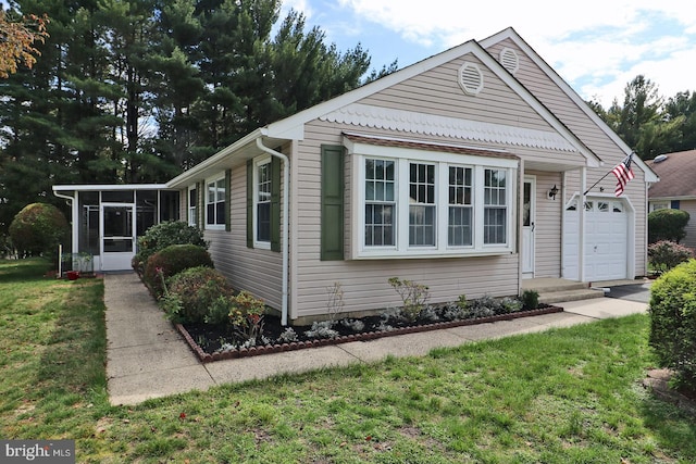 view of front facade featuring a front lawn, a sunroom, and a garage