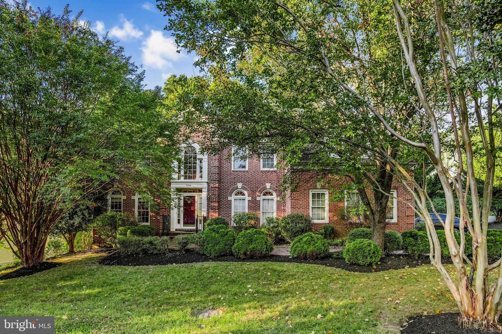 view of front of property with a front yard