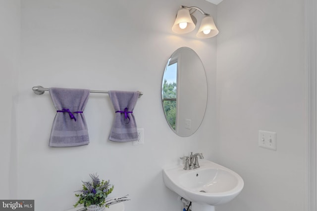 bathroom featuring sink