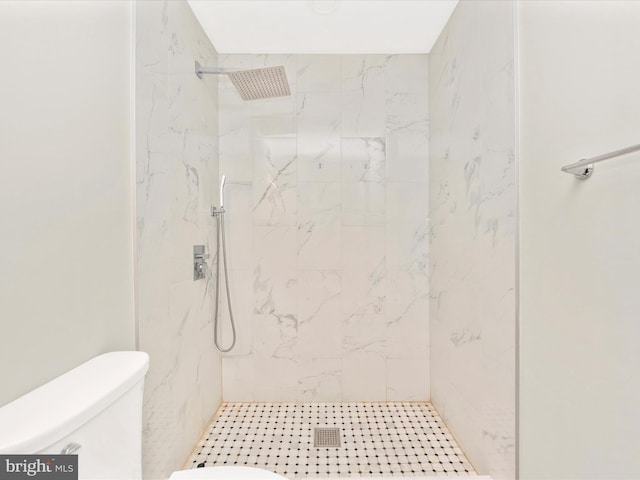 bathroom with toilet and tiled shower