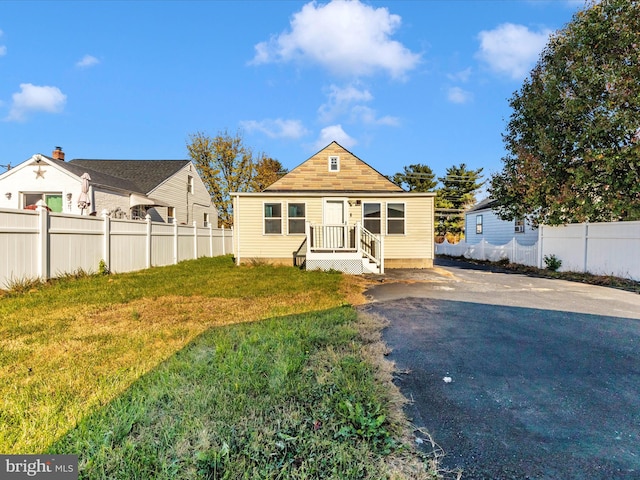 view of front of property featuring a front yard