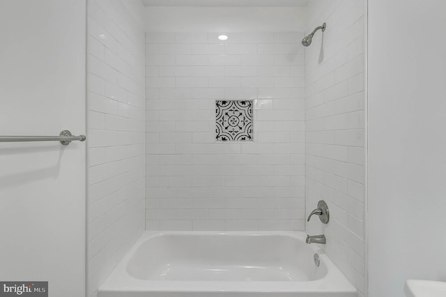 bathroom with tiled shower / bath