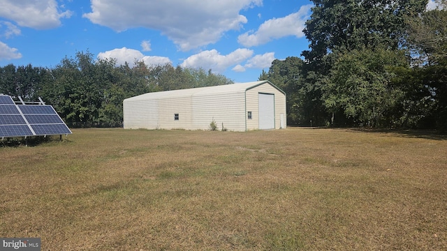 view of yard with an outdoor structure