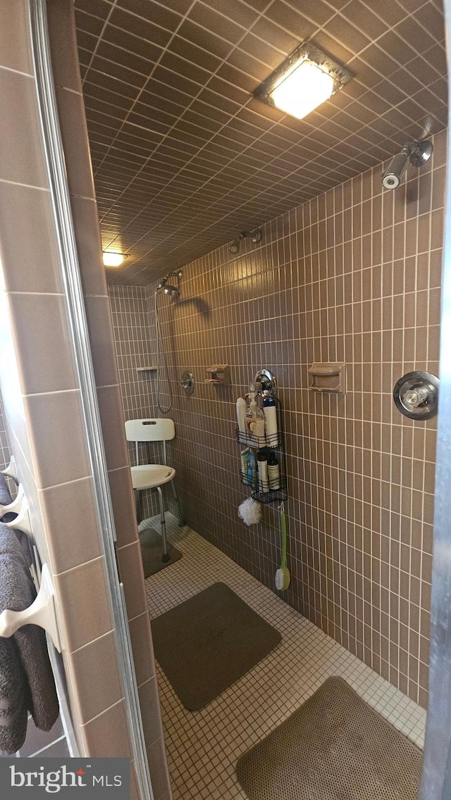 bathroom featuring tiled shower