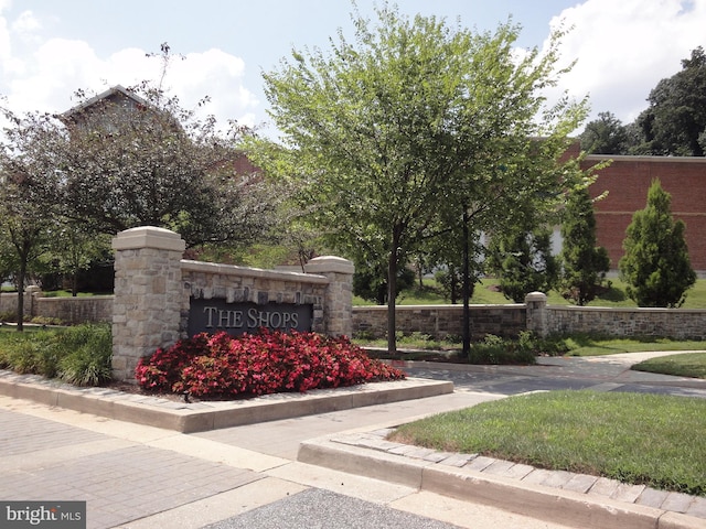 view of community / neighborhood sign