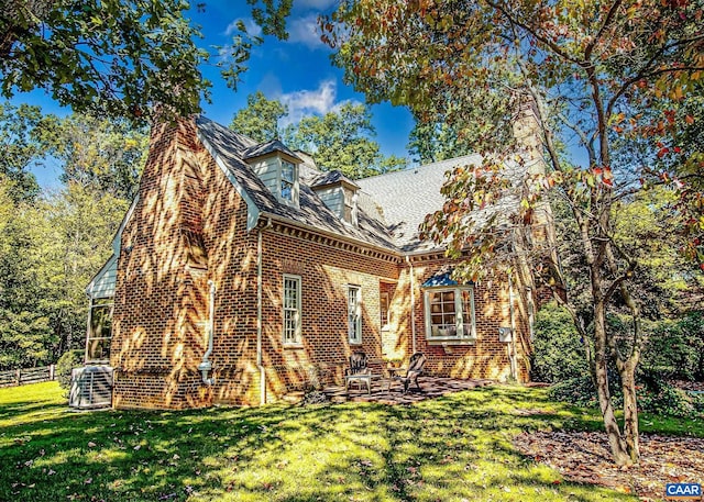 view of front of house featuring a front yard